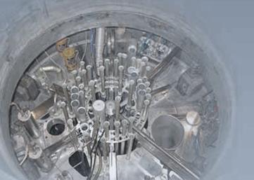 3 Nem kikapcsolható Neutron generátor: deuteronok gyorsítása 200 kv-ra: 3 H(d,n) 4 He monoenergetikus neutronok: 14 MeV neutron hozam: