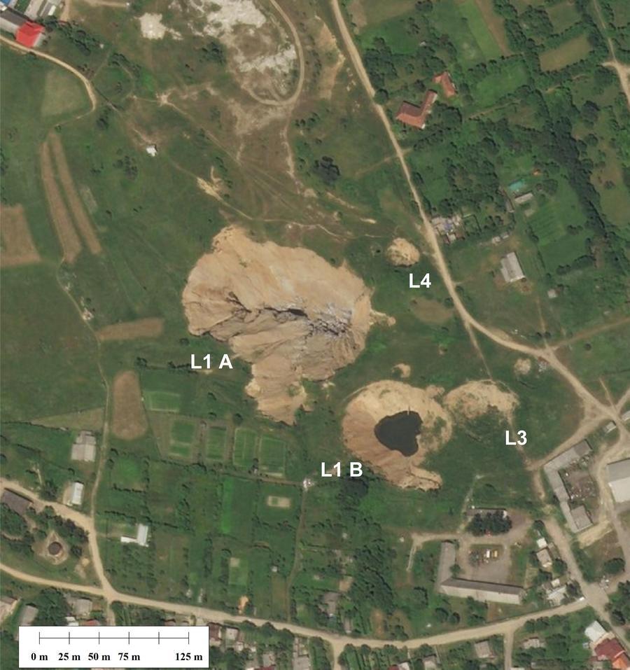 12. ábra: A Lajos-bánya feletti töbrök a 2012. 07. 04-én készült Google műhold felvételen Fig. 12: Sinkholes on the area above the Lajos salt mine on the Google satellite image 24. 07. 2012 A Nagy-szakadék (L1 A) berogyása legalább 15 évvel ezelőtt kezdődött, feltehetően az 1998-as és 2001-es nagy árvizek következtében.
