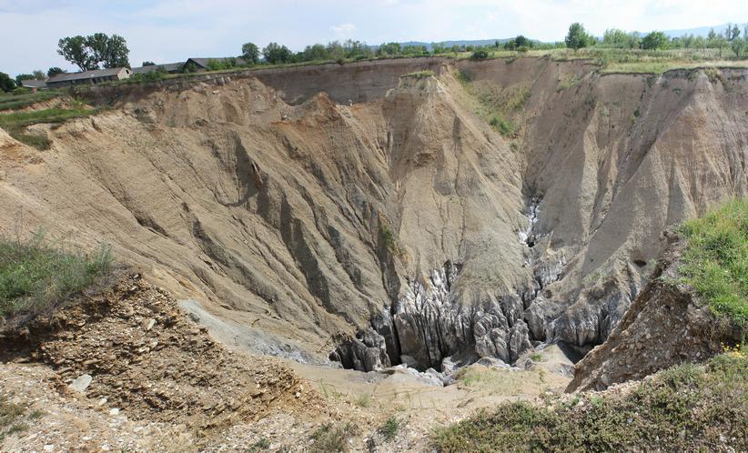 oldalú lezökkenéses töbrök, ahol a fedő kavicsos összlet összetapadva szinte kalapot (caprock) képez és vannak kisebb hajlású lejtőkkel határolt utánsüllyedéses töbrök, ill. átmeneti formák is (4.