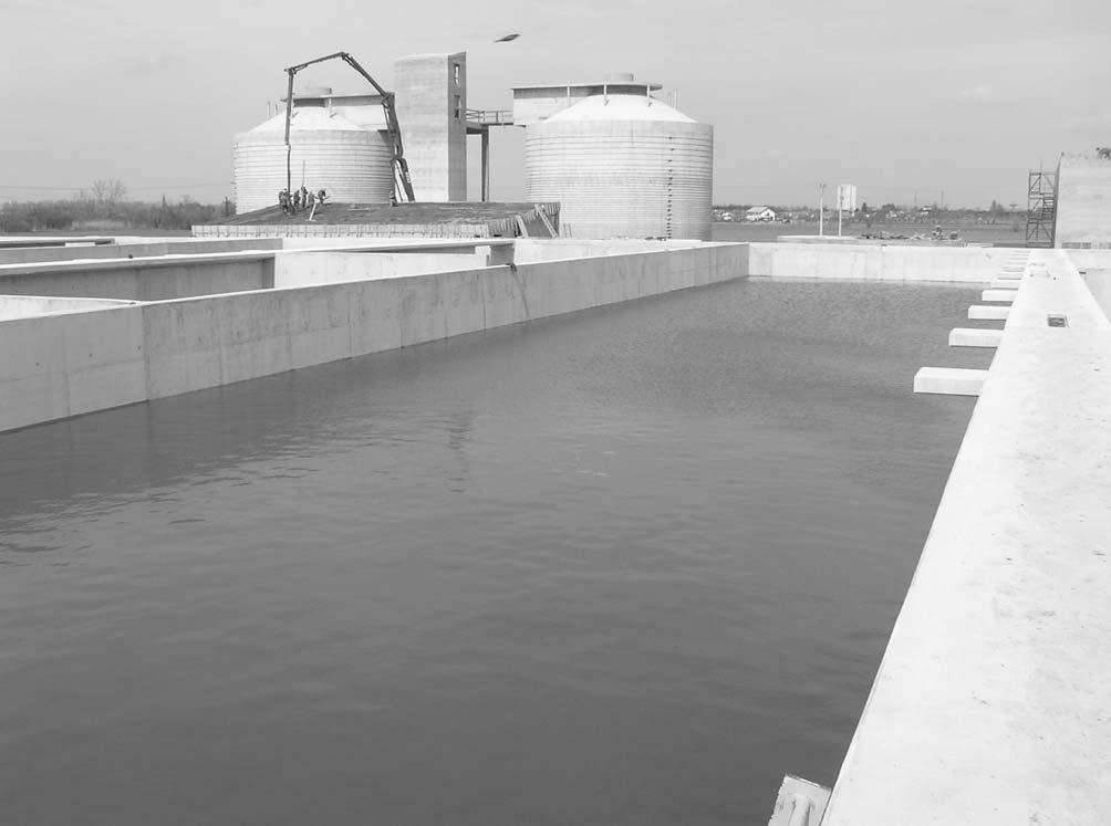 2006. április BETON XIV. évf. 4. szám 5. ábra Növekszik a biológiai medence Egy speciális vízépítési betonösszetételt minden esetben adaptálni kell az üzemi körülményekre.
