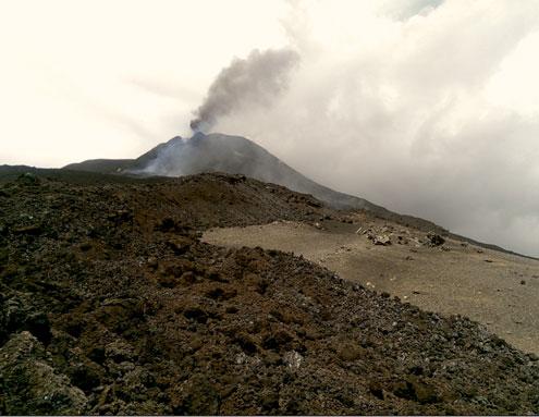 AZ ETNA MŰKÖDÉSE 2017 ÁPRILISÁBAN Heincz Adrián 1, Molnár Kata 2, Szemerédi Máté1 1 Szegedi Tudományegyetem, Ásványtani, Geokémiai és Kőzettani Tanszék, Vulcano Kőzettani és Geokémiai Kutatócsoport,