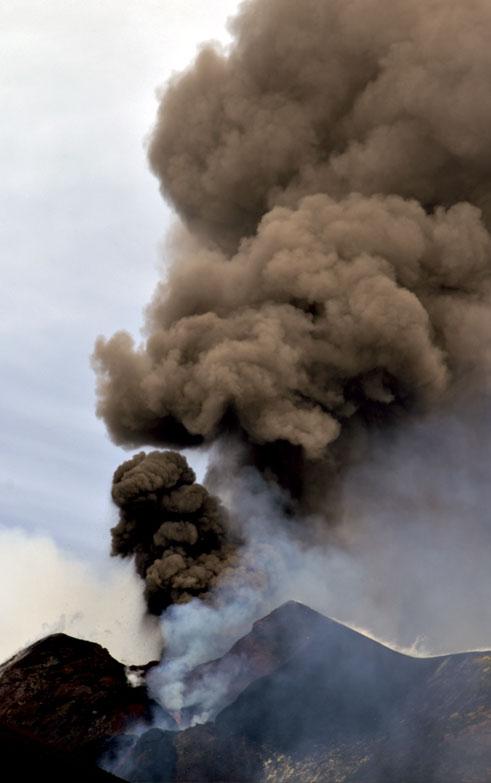 A vulkán működése geotektonikailag a Ión-mikrolemez (Núbia/Afrika) szubdukciójához és a Tirrén-mikrolemez extenziójához kötődik (Behncke, 2001). Az Etna aktivitásának első fázisa kb. 500.