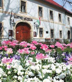 Emellett szemlélteti a hagyományos matyó ólaskert elemeit is. A Kavicsos-tó körül létesült Szabadidőpark a város kedvelt kikapcsolódási helyévé vált.