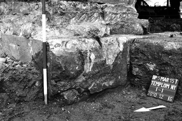 A használaton kívüli északi toronyajtó szárkövén is megfigyelhető volt ez a két réteg, de ezt a fallal ellentétben nem vakolták le, hanem közvetlenül a kőfelületre került a festés.