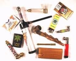 Kábítószer fogyasztásra utalógyanút keltőhasználati tárgyak Alufólia darabkák, injekciós felszerelés bélyegek, porok, ismeretlen