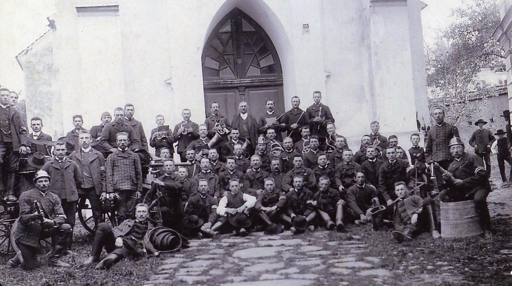 326 Patrimoniu preindustrial și industrial în România Fig. 465. Beia (jud. Braşov). Membrii Asociaţiei Pompierilor Voluntari (Fotografie din anul 1906) în Banat.