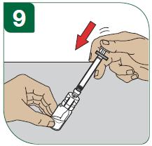 Így egy fecskendő-injekciós üveg egységet kapunk. 9 Tartsa a fecskendő-injekciós üveg egységet enyhén ferde szögben.