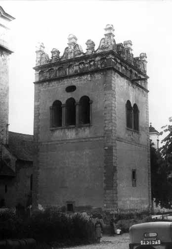 Pamiatková obnova renesančnej zvonice v Poprade BRONISLAVA PORUBSKÁ Veda a výskum Renesančné zvonice patria k charakteristickým stavbám historických miest východného Slovenska, najznámejšie príklady