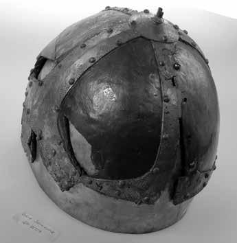 Tieto nálezy neboli nájdené v hrobe, iba voľne skryté do zeme. Prilby vzhľadom na svoj slabý materiál neslúžili ako ochrana v boji, skôr ako symbol moci, niečo ako kniežacia koruna.