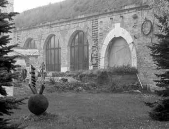 Po Viedenskej arbitráži museli československí vojaci objekty troch zrubov vybudovaných v Komárne opustiť a počas maďarskej prítomnosti boli zruby poškodené (zbavené pancierových zvonov).
