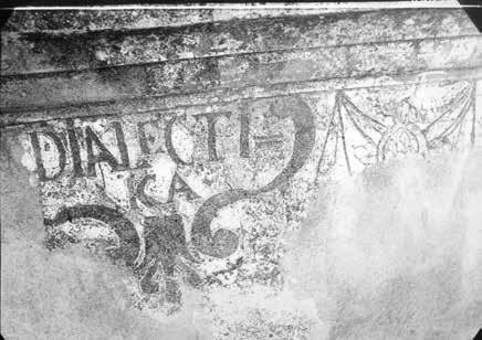 Detail chybne zreštaurovaného nápisu počas obnovy v roku 1924. Foto: Archív PÚ SR, R. Kedro, 1958. Stav atiky zvonice v roku 1931. Foto: Archív PÚ SR, V. Mencl, 1931. 20. 25. augusta 1923.
