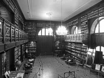 Vyvrcholením kvalitnej revitalizácie kaštieľa je práve drevený interiér tejto knižnice, do ktorej sa vrátili z depozitov SNK zachované vzácne tlače, rukopisné diela a knihy z pôvodnej aponiovskej