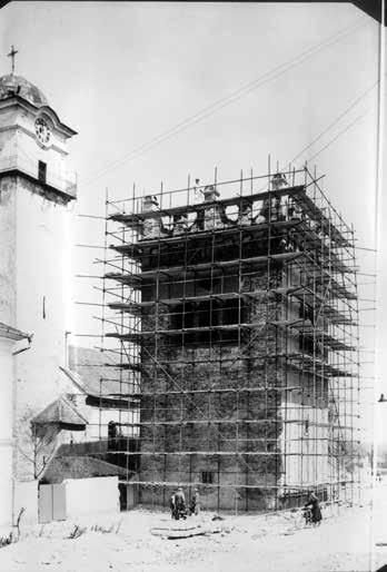 Zvonica počas obnovy v roku 1958. Foto: Archív PÚ SR, R. Kedro, 1958. rozpoznateľné. Vo fragmentoch bola ešte zachovaná ornamentálna výzdoba okolo arkád.