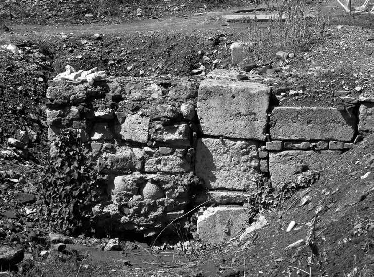7. kép: A keleti öntőház épület délkeleti sarka egy később hozzáépített újkori faltömbbel (4. szelv.) Fig.