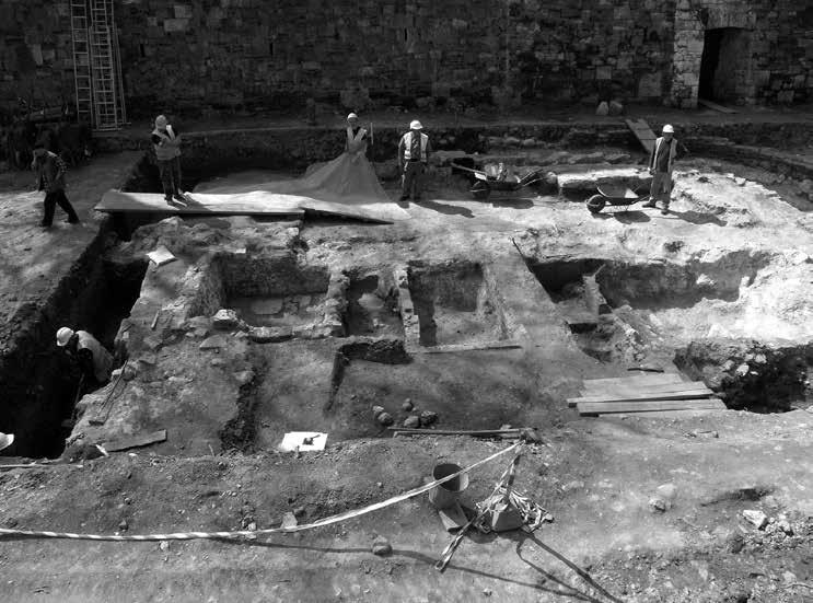 8. kép: A nyugati öntőház(?) épület nyugati falának alapozásmaradványai újkori meszesgödrökkel (12-16. szelv.) Fig. 8: Foundation remains of the western wall of the western foundry(?
