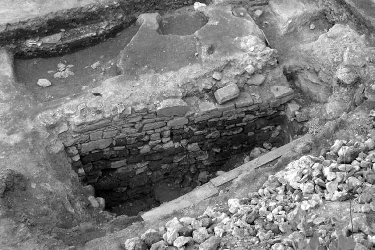 20. kép: Török kori pince maradványai az Öntőház udvar délnyugati sarkában, mögötte nagyméretű, lapos török kori szemétgödör foltja (20-21. szelv.) Fig.
