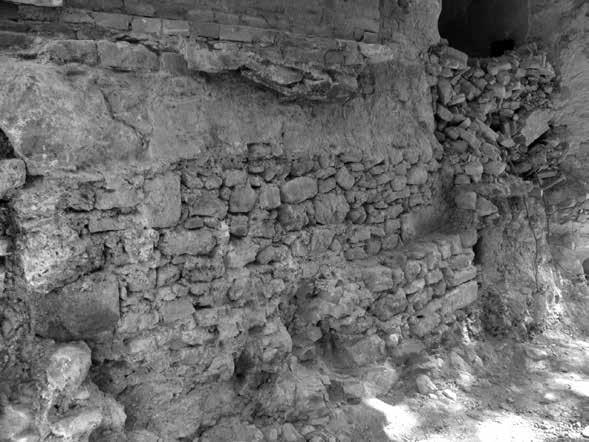 24. kép: Az Ybl-féle átjáró helyén előtűnt középkori kapu keleti kávájának maradványai a Déli zárófalban, északról Fig.