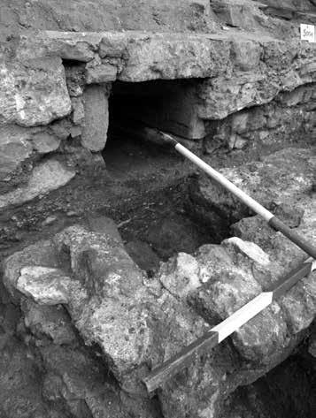keletű terminus technicus a várépítészeti szakirodalomban a faltetőn elhelyezkedő védőfolyosókra használatos. A középkori építészetben egyébként gyakori kőpadok (l. pl.