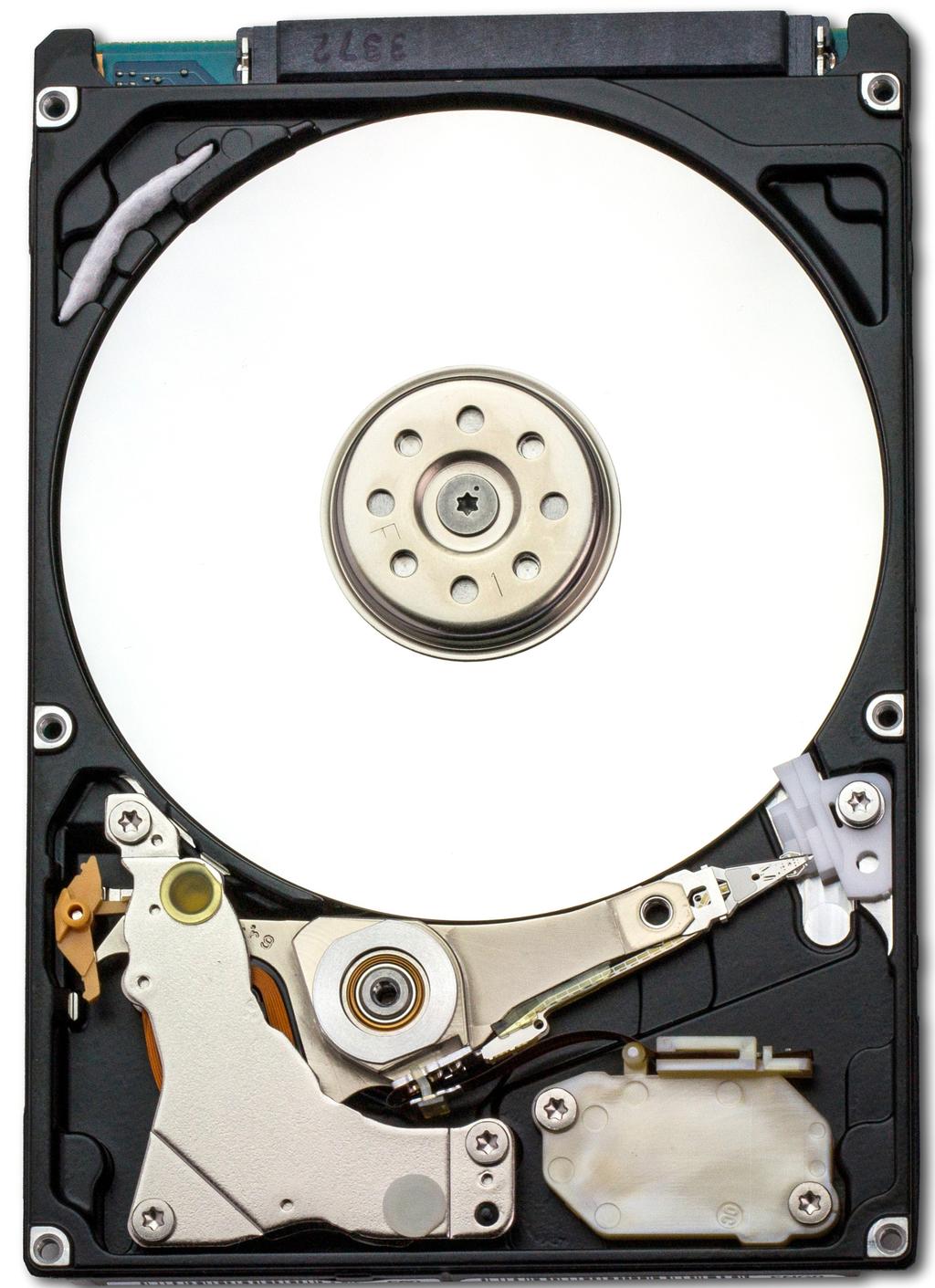 SSD/HDD HDD (Hard Disk Drive) Egy forgó lemez tárolja az adatokat Sérülékeny, kortól függ en