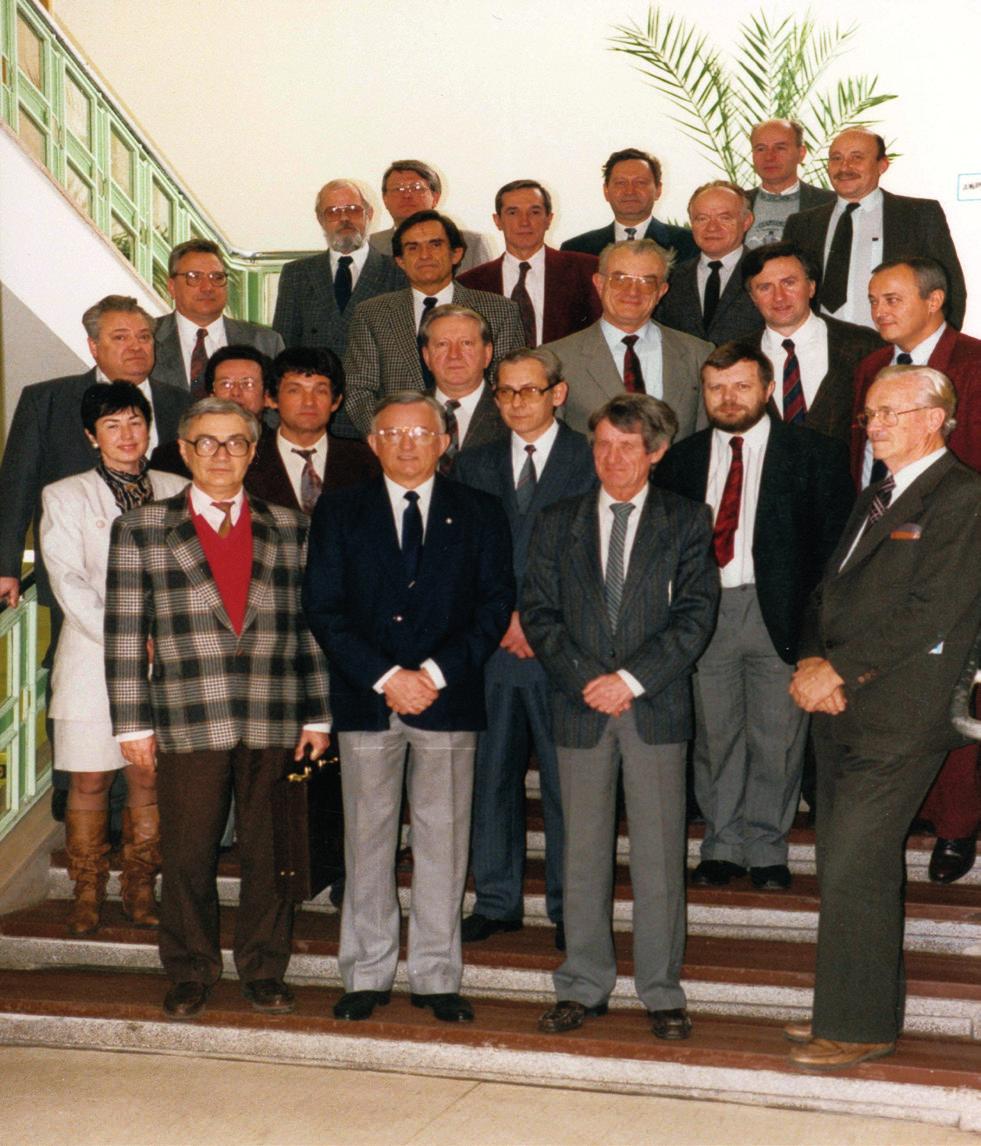 10. ábra Az önálló Magyar Kézsebész Társaság megalakulása 1991-ben. Az első vezetőség 11. ábra Az első kézsebész szakorvosok (1994).