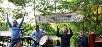 program végén baráti koccintás, tábortűz.