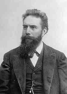 Wilhelm Conrad Röntgen; 1895 (1845-1923, fizikai Nobel-díj: 1901.) katódsugárcsőből kilépő sugárzás: Hatására a sókristály fluoreszkál, Elektromos és mágneses mezővel nem téríthető el.