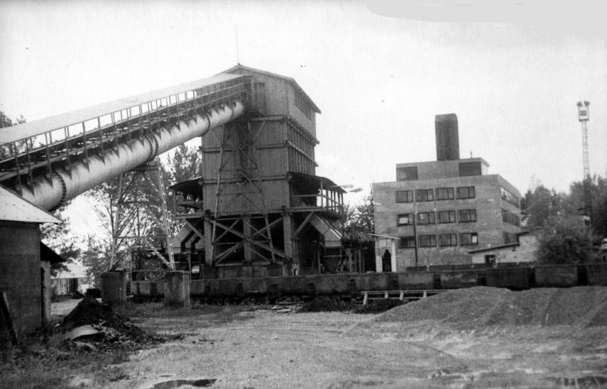Az Edelény I-IV. akna széntároló bunkere és központi épülete. Az Edelényi Bányaüzem 1954. július 1-től működött önálló üzemként, majd 1973. január 1-vel a Mákvölgyi, 1986.