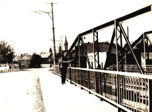 A két híd még egymás mellett 1948 Az egyházi iskolák államosítása után Borsodon az 1903 körül épült Bárczay kastélyban rendezték be a település általános iskoláját.