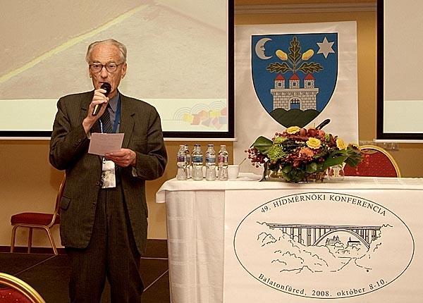 dr. Träger Herbert Beloberk László az autópályák feletti hidak kezelése ügyében jelentkező problémákról szólt.
