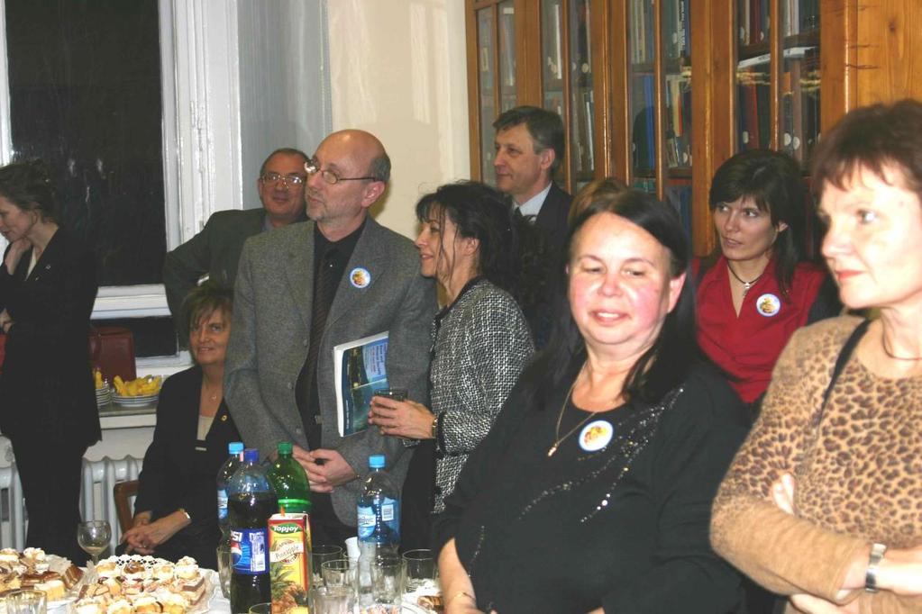 Jókedvűen.