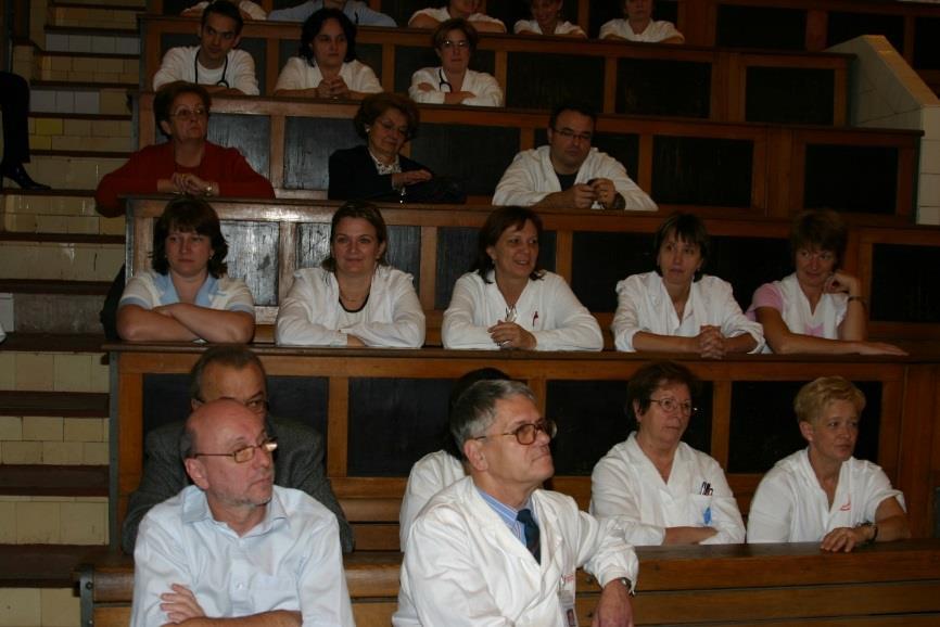 sorban középen barna dzsekiben