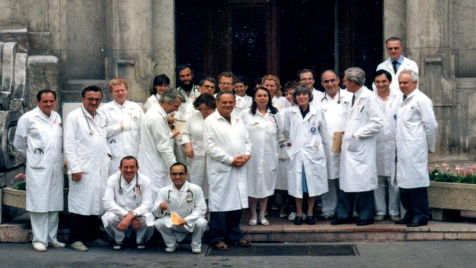 Balról: Büki Béla, Zséli János, Csillag József, Gerő László (guggol), Jánossa Margit, de Chatel Rudolf, Acharia Mukunda (guggol), Gara Ákos, Horváth Tamara,
