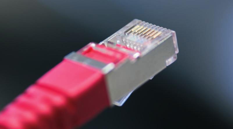Kommunikációs lehetõségek Jövõ orientált hálózatba illesztés a hatékony adat- és információcsere érdekében Hálózatba illesztés Az FI 240 SLP és 440 SLP gépekhez a soros porton vagy a szerszámgép LAN