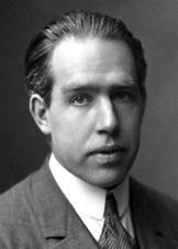A Bohr-féle atommodell Pozitív töltésű atommag Negatív töltésű elektron Niels Bohr (1885-1962) Az elektron diszkrét pályákon kering a mag körül.