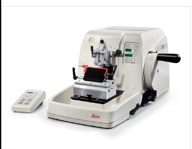 Jól átgondolt és kipróbált A Leica szabadalmaztatott erő kompenzációs rendszere rendkívül sima kézi kerék működtetéssel.