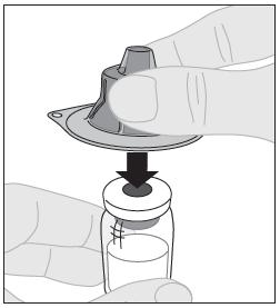 Húzza le a papír védőlapot az átlátszó műanyagból készült injekciósüveg-adapterről (D). Ne vegye ki az adaptert a védőkupakból.