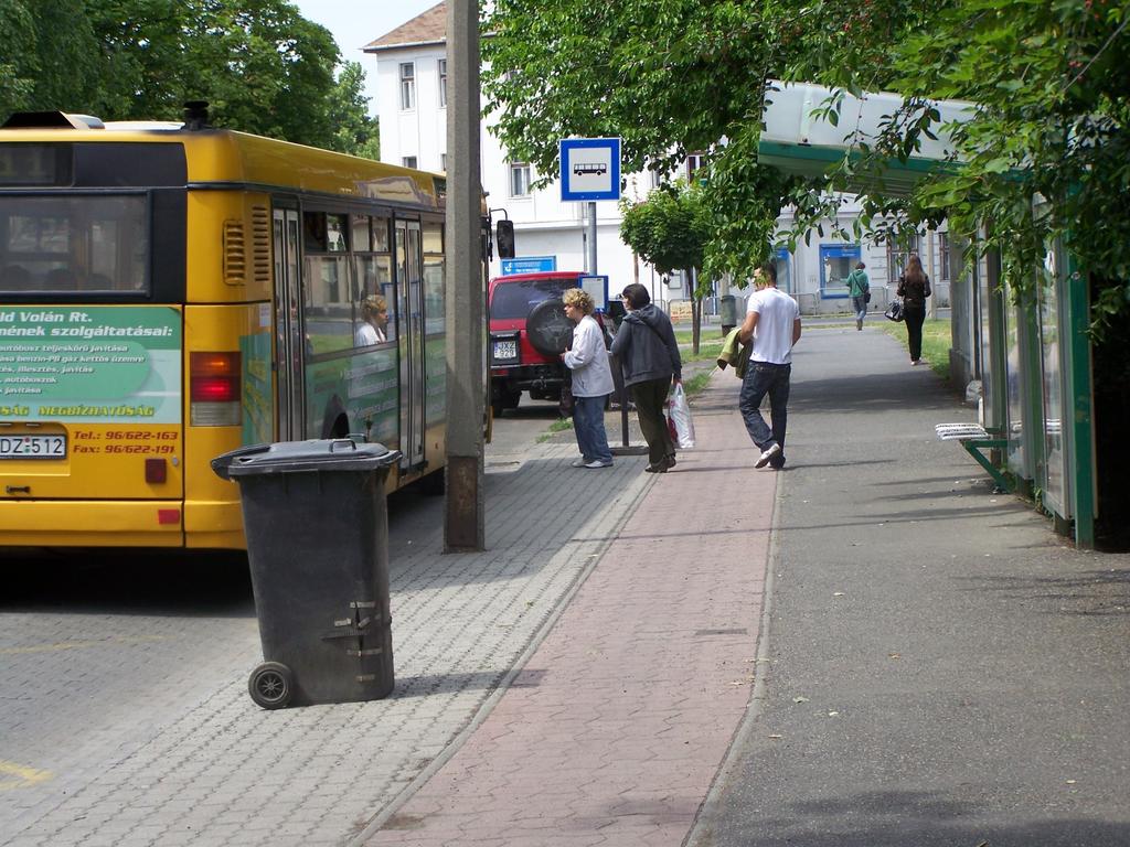forgalmas üzlethelyiség előtt A kerékpárút mellett kialakított autóbusz megállóhely a