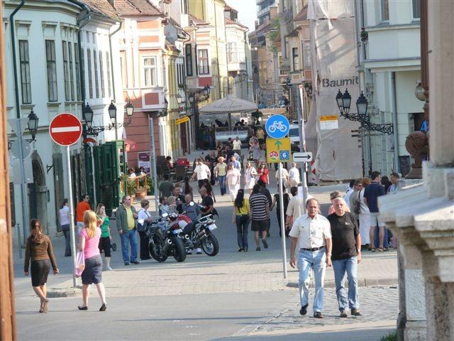 Az északról bevezető főhálózat Győr közigazgatási határánál kezdődik, és a Hédervári úton kiépített kerékpárútkén tart a Szövetségi utcáig, ahol a Rónay Jácint utcán kétoldali egyirányú