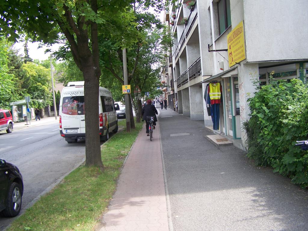 A Dunakapu téren keresztül a Jedlik Ányos u., Széchenyi tér érintésével a gyalogosforgalommal közös útfelületen juthatunk el a Czuczor utcában kiépített kerékpárútig.