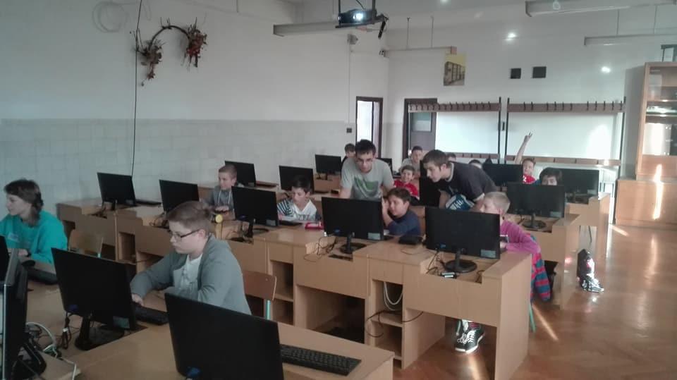 CodeKandó egy szakkör programozásra A CodeKandó szakkörben a CodeCombat a diákoknak egy olyan platform, melyben programozni tanulnak, miközben egy igazi játékot játszanak.