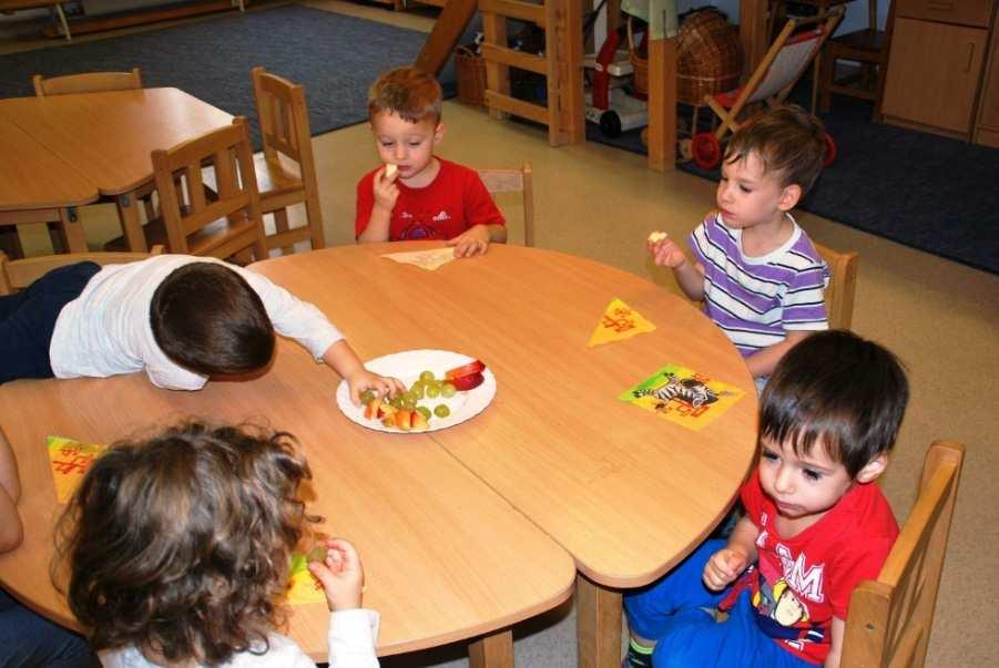 III. 1. Az egészséges életmód alakítása Szakorvosi javaslat alapján, a gyermekélelmezési szolgáltatóval egyeztetve óvodánk lehetőséget biztosít a különböző táplálékallergiás gyermekek étkeztetésére.