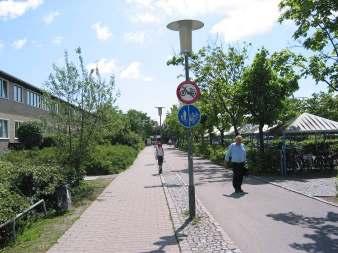 Gyalog- és kerékpárút lakott területen példa 2 m gyalogút 0,75 m kiemelkedő padka 3