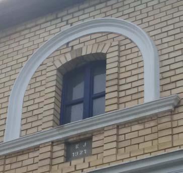az osztópárkány, ami több esetben az utcával párhuzamos tetőgerincű épületek