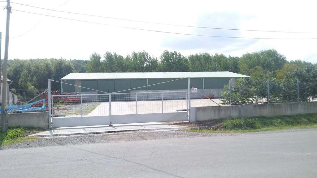 GAZDASÁGI TERÜLETEK GAZDASÁGI TERÜLETEK Homlokzatképzés, anyaghasználat, szín Nem elfogadható a rikító színekben pompázó acélvázas csarnokok kihelyezése.