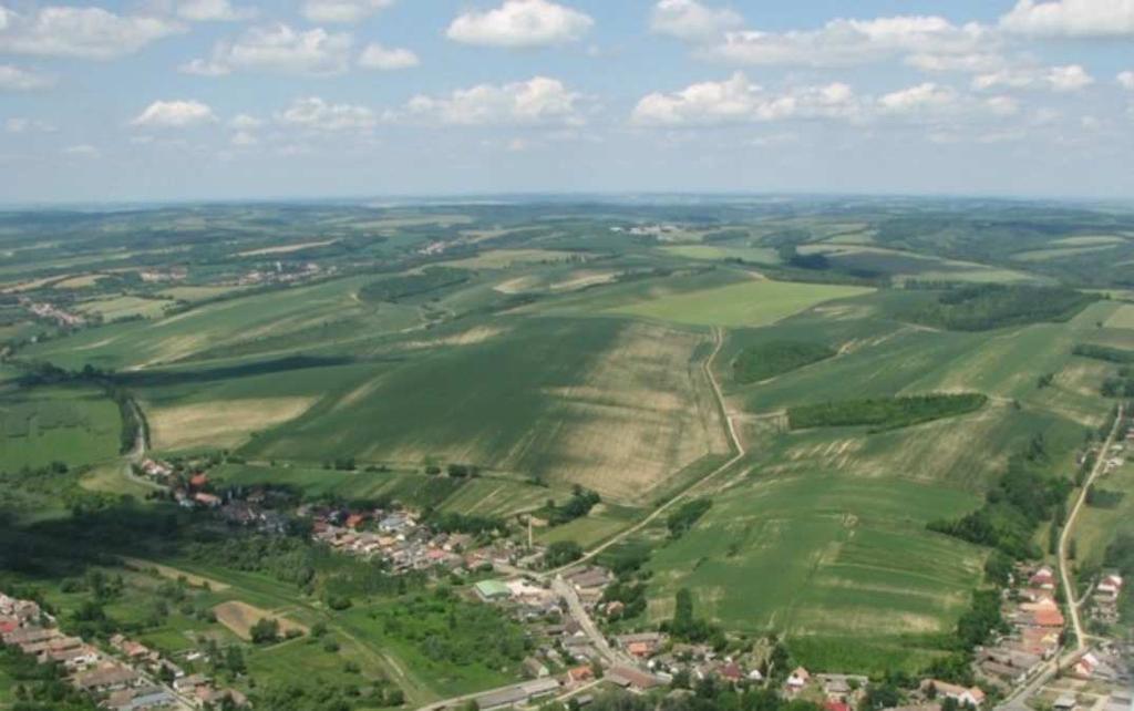 A belterületet átszelve a településen folyik a Mucsi- Hidas-patak, valamint a Hidas-patak, ami később a Sió-Sárvíz vízrendszerbe kapcsolódik.