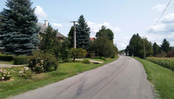 Szépen felújított a település központjában található katolikus templom és plébánia környezete, és az ezekhez