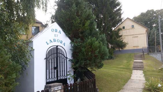 A burkolt járdák sok esetben térkővel burkoltak, ezek alkalmazása egységes arculata továbbra is cél a