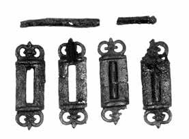 5. kép: Bronz övveretek a 4. számú sírból Fig. 5: Bronze belt mounts from grave no. 4 többüket vágta is, illetve elhelyezkedése és mérete alapján valószínűsíthető, hogy néhányat el is pusztított.