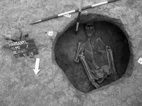 15. kép: Rendhagyó középkori temetkezés a 19. munkaterületen Fig. 15: Irregular medieval burial on work site No. 19 észak északnyugat dél-délkeleti. Az előkerült leletek alapján a 13.
