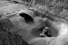 5. kép: Árok oldalfalába vájt kemence és hamuzógödre (5. lelőhely) Fig. 5: Oven cut into the wall of a ditch and its ash pit (Site No.
